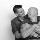 Una pareja australiana, formada por Jason Griffiths, de 31 años y Mark McCarthy, de 43, posan durante una sesión de fotos en Fremantle, Australia.