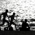 Soldados israelíes corren en la orilla del Mar Mediterráneo en la playa de Zikim, cerca de Ashkelon, Israel.