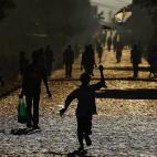 Un niño corre con una cometa en Bujumbura, Burundi.
