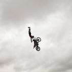 El motorista de motocross freestyle, Steve Sommerfield, salta en su moto KTM en Londres, Inglaterra.
