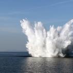 Una bomba de la época de la II Guerra Mundial de las fuerzas aéreas estadounidenses es detonada por la tripulación del dragaminas francés Orion, cerca de la ciudad francesa de Bastia.