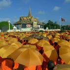 Monjes budistas camboyanos se reúnen frente al Palacio Real en Nom Pen, Camboya.
