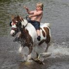Un joven gitano romaní atraviesa a caballo el río Eden durante la feria del caballo de Appleby, en Reino Unido. Cada año, miles de gitanos llegados de toda Europa se dan cita en este mercado equino para reunirse con viejos amigos y vender sus...