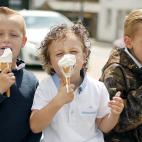 Unos niños comen un helado en Appleby, Inglaterra.