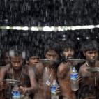 Varios inmigrantes recogen agua en el campo de refugiados de Kayin Chaung en la localidad de MaungDaw, al este de Birmania.