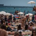 La Barceloneta, abarrotada de gente