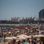 La Barceloneta, abarrotada de gente