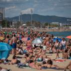 La Barceloneta, abarrotada de gente