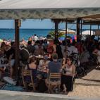 La Barceloneta, abarrotada de gente