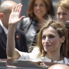 Periodista y divorciada. Un cóctel que sorprendió a muchos cuando se desveló su compromiso con el entonces príncipe Felipe. Buena parte del futuro de la monarquía pasa por las manos de esta asturiana de 41 años aficionada a la música indi...