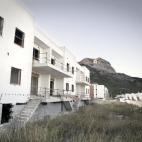 Grupo de edificios sin completar en la urbanización La Alberca, La Nucia, (Alacant). La brusca bajada de los precios y la demanda hace que ni constructoras ni bancos estén interesados en completar las urbanizaciones que han quedado a medias.