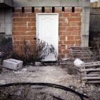 Entrada a una finca que ha sido abandonada a medio construir.