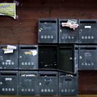 Grupo de buzones de correo en una urbanización semidespoblada.