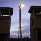 Escena nocturna en una urbanización inacabada.