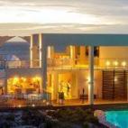 El Caribe es famoso por sus hoteles de lujo, pero si hay uno que ofrece una experiencia única sobre el Atlántico, ése es el Sonesta Ocean Point Resort. Este hotel de cinco estrellas, ubicado en medio de una playa kilométrica, incluye todas l...