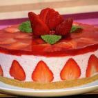 Con queso de untar, nata montada... ¡y muchas fresas! Puedes ver cómo prepararla en Cookpad o seguir los pasos de este vídeo.
