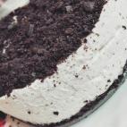 Las galleta Oreo están llenas de posibilidades, esta tarta es una de ellas. Se prepara con nata de montar, queso de untar, gelatina, azúcar y mantequilla. Aquí puedes ver cómo.
