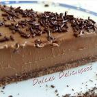 Una forma original para salirse de la clásica tarta cubierta de mermelada. La clave de esta receta está en llenar cada capa de chocolate: la base de galleta se mezcla con cacao, el grueso de queso con chocolate de fundir y la parte de arriba s...