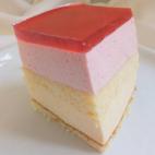 La base es bizcocho y a partir de ahí toca trabajar. Esta tarta tiene más de 20 ingredientes y exige 80 minutos de cocina. Si quieres ver cómo hacerla, puedes encontrar la receta en Cookpad.