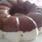 ¿Por qué conformarse con blanco o negro cuando se pueden juntar los dos tipos de chocolate? Esta tarta-flan reúne ambos ingredientes y además se prepara muy rápido. Así, si llegan invitados inesperados... Mira en Cookpad cómo hacerla.