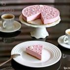 "Es muy sencilla de hacer, deliciosa y no necesita horno, ¿qué más se puede pedir?", escribe su autora. Para prepararla se necesita nata de montar, galletas, leche, petit-suisses, mantequilla, gelatina de fresa... y estos tres detallados pasos.