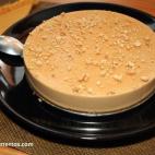 Queso, mantequilla, nata, dulce de leche (o leche condensada), queso de untar, azúcar, leche, cuajada y tres horas de nevera son los ingredientes para elaborar esta receta. En Cookpad encontrarás cómo.