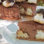Este postre es lo que podría definirse dos en uno: es tarta y también profiteroles. Para prepararla sólo tienes que seguir estos pasos.