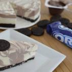 La base está hecha con galletas Oreo y mantequilla. El relleno se elabora con natillas de vainilla y de chocolate, gelatina, leche, nata de montar y azúcar. Para elaborarla hay que seguir estos diez pasos.