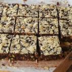 Su autora define esta receta como ideal para "reciclar frutos secos, galletas y chocolate". Se prepara en 30 minutos siguiendo estos pasos.