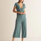 Mono de manga corta y pantal&oacute;n culotte disponible en Hipercor. El escote cruzado y los cordones laterales son una apuesta segura.