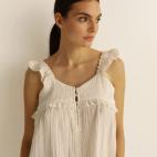 Esta blusa blanca es una perfecta prenda comod&iacute;n. Los volantes delanteros y de los tirantes le dan un toque boho muy de moda. Disponible en Hipercor.