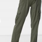 Este pantal&oacute;n estilo safari es otro de los b&aacute;sicos del verano. C&oacute;modo, funcional y bonito, con fruncido en la cintura, cintur&oacute;n de lazada y bolsillos laterales. Disponible en Carrefour.