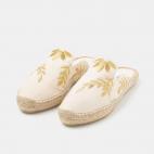 Los bordados de esta alpargata de mujer abierta convierten en una pieza muy chic este tradicional calzado veraniego. Disponible en Carrefour.