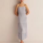 Con una alpargata de plataforma o una sandalia de tiras plana, este vestido largo de estilo campesino es un b&aacute;sico del verano. Disponible en Hipercor.