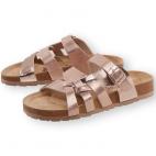 La suela de estas sandalias, estilo Birkenstock, hace que sean c&oacute;modas para pasear durante horas. El metalizado aporta un toque diferente a cada look, aunque est&aacute;n disponibles en m&aacute;s colores en Lidl.