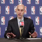 El dueño de los Clippers, Donald Sterling, fue suspendido de por vida de la NBA y multado 2,5 millones de dólares por los comentarios racistas que hizo en una grabación. Además, el comisionado de la NBA, Adam Silver (foto), anunció el mart...