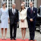 Los reyes de Bélgica posan junto a los duques de Cambridge, Catalina y Guillermo, a su llegada a la Abadía de San Lorenzo.