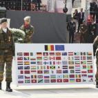 El rey Felipe de Bélgica y un grupo de soldados depositan una corona de flores en memoria de los caídos de la Primera Guerra Mundial.