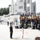 La niña deja ir el globo durante la celebración.
