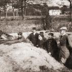 Soldados adiestrando a un perro en trabajos de centinela y exploración, en 1914. (Photo by Paul Thompson/FPG/Hulton Archive/Getty Images)