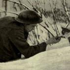 Un soldado británico jugando con un gato en 1918. (Illustrated War News, Vol. 7, Illustrated London News & Sketch, London, 1918)