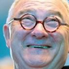 El director de la ESA, Jean-Jacques Dordain, sonríe tras observar la correcta aproximación de la sonda Rosetta al cometa 67P/Churyumov-Gerasimenko.