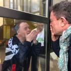 Agustín Garcés, director del centro Ciudad Residencia Sonsoles de Atades, saluda a Fernando.