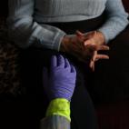 El técnico de la unidad UVI-10 del Servicio de Urgencia Médica (SUMMA) Javier Márquez intenta relajar a Irene Fernando, de 80 años, que se confiesa preocupada mientras examinan a su marido en su domicilio de Leganés (Madrid), el 17 de mayo ...