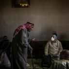 28 de abril de 2020. Valle de la Beqaa, Líbano. Mahmood, un refugiado sirio de Homs, solicita medicamentos a un miembro de Endless Medical Advantage.