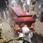 Lo sepultureros que trabajan en el panteón de Xico, en el municipio de Chalco, con medidas especiales de prevención.