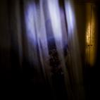 Entrega de medicamentos por parte de la Cruz Roja a personas mayores.