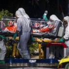 El religioso Miguel Pajares, primer español contagiado de ébola, y la misionera Juliana Bohi, a su llegada al hospital Carlos III de Madrid este jueves.