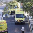 Varias ambulancias del Servicio de urgencia médica de la Comunidad de Madrid (SUMMA) llegan al hospital Carlos III.