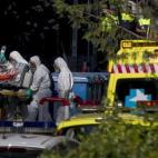 Tras el aterrizaje en la base de Torrejón de Ardoz (Madrid), los misioneros infectados han sido trasladados al hospital en dos ambulancias equipadas con medios de aislamiento biológico.